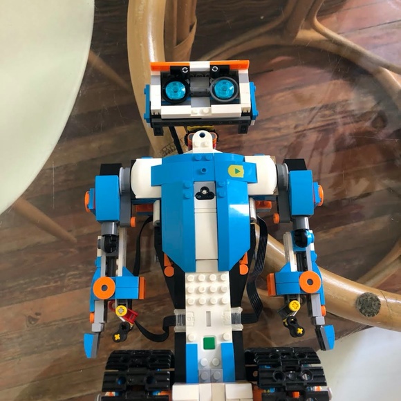 Lego BOOST: Vernie the Robot - Picture 3 of 6